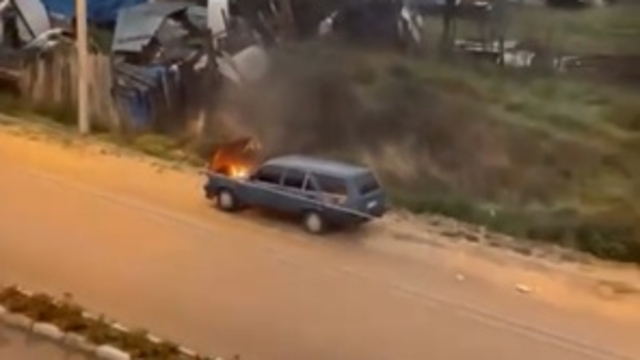 Motorundan tutuşan otomobili kovayla taşıdığı suyla söndürdü