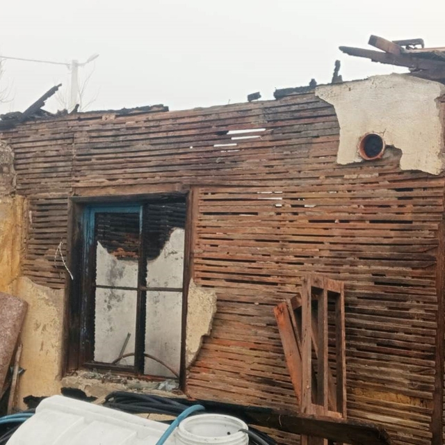 Hisarcık'ta çıkan yangında deprem konutu kullanılmaz hale geldi