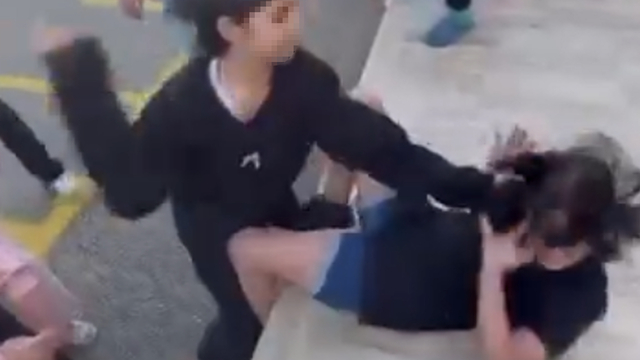 Akranları, kız öğrenciyi tekme- yumruk dövüp saçından sürükledi; o anlar kamerada