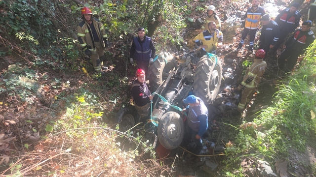 Traktör altında can pazarı
Traktörde sıkışan yaşlı adam vinç yardımıyla kurtarıldı