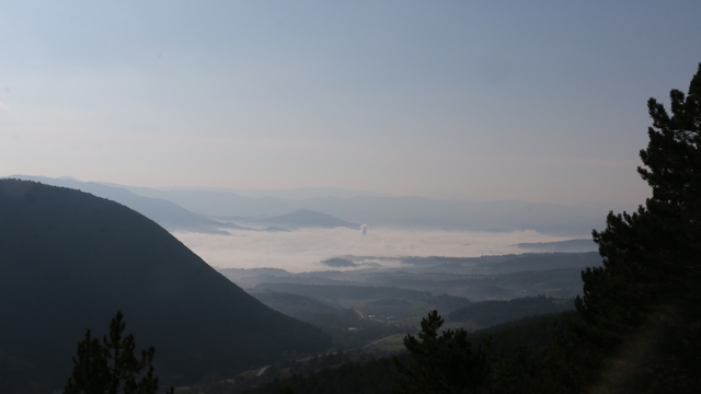 Tarihi ilçe sis tabakası altında kaldı