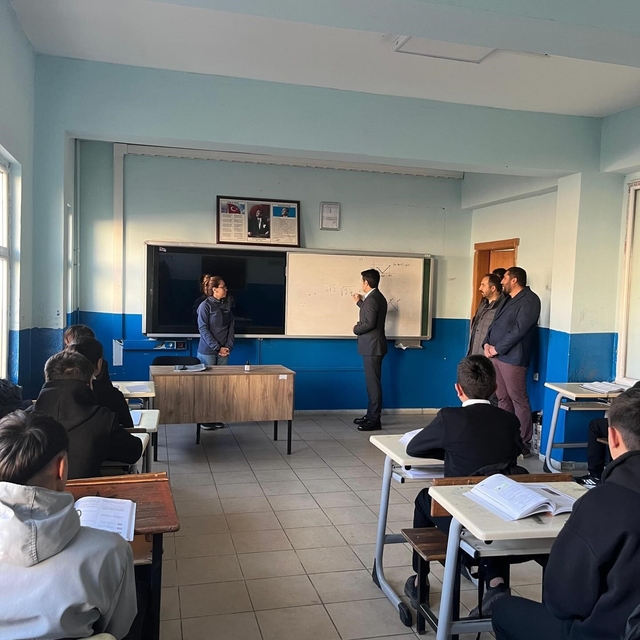 Sarıkamış Kaymakamı öğretmen ve öğrencilerle bir araya geldi