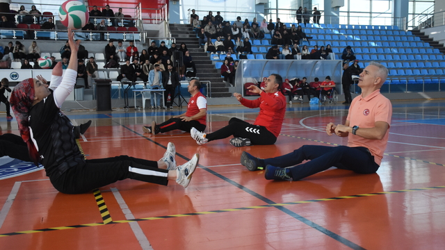 Karaman'da 3 Aralık Dünya Engelliler Günü kapsamında oturarak voleybol müsabakası düzenlendi