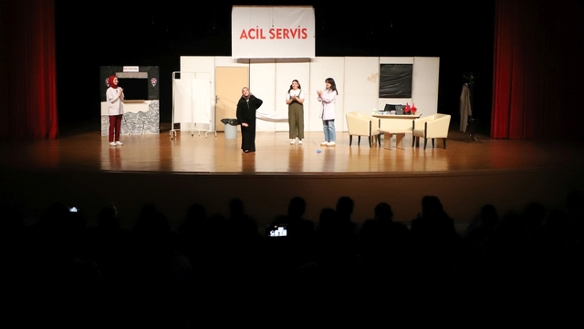 Nevşehir Hacı Bektaş Veli Üniversitesinde "Acil Servis" tiyatro oyunu sahnelendi