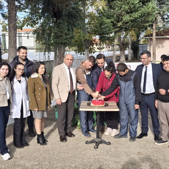 Özel öğrenciler protokol üyeleriyle birlikte hasat yapıp pasta kesti