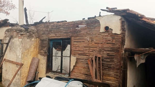 Hisarcık'ta çıkan yangında deprem konutu kullanılmaz hale geldi