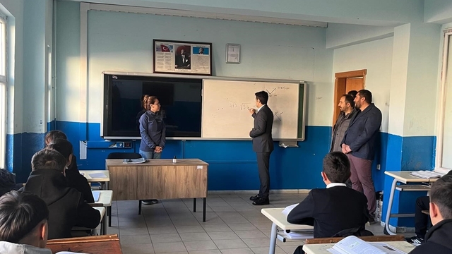 Sarıkamış Kaymakamı öğretmen ve öğrencilerle bir araya geldi