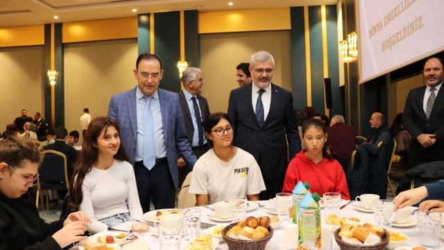 Yalova'da özel eğitim ailesi kahvaltıda buluştu