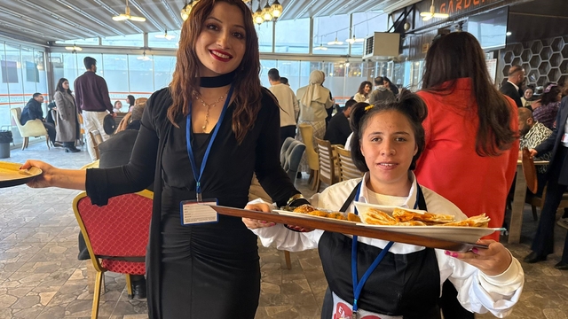 Iğdır'da özel gereksinimli bireyler bir günlüğüne kafe işletti