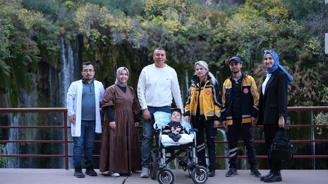 Cam kemik hastası çocuğun hayalini sağlık ekipleri gerçekleştirdi
Yerköprü Şelalesi hayali sağlık ekiplerince gerçekleştirilen 13 yaşındaki Kerim, büyük bir mutluluk yaşadı