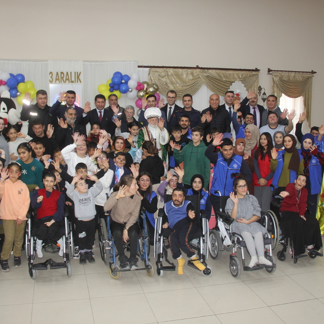 Zara'da "3 Aralık, Her Çocuk Özeldir" programı düzenlendi