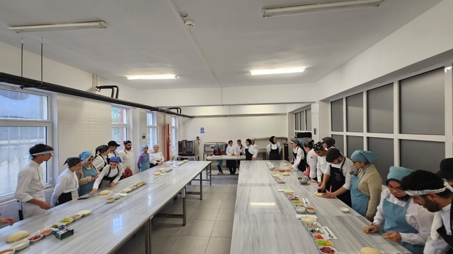 Düzce'de özel bireyler pizza yaptı