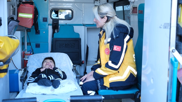 Mersin'de cam kemik hastası çocuğun Yerköprü Şelalesi'ni görme hayali gerçek oldu