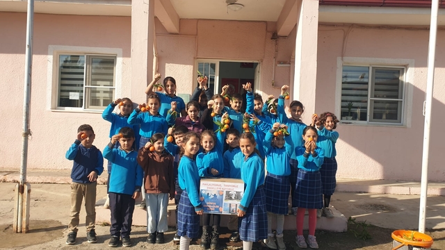 Aydın'daki ilkokul öğrencilerinden Erzurum'daki görme engelli öğrencilere mandalina