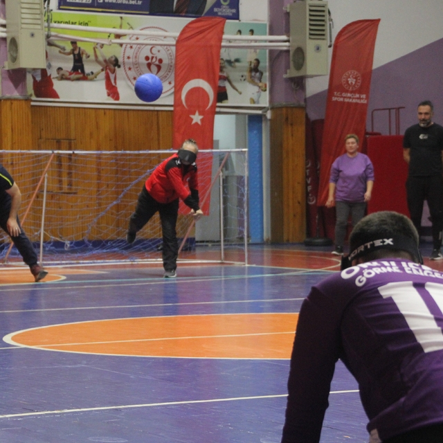 Ordu'da görme engelliler ile protokol arasında 'goalball' maçı