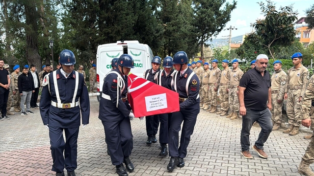 İzmir'de kanser nedeniyle yaşamını yitiren uzman çavuşun cenazesi Hatay'da defnedildi
