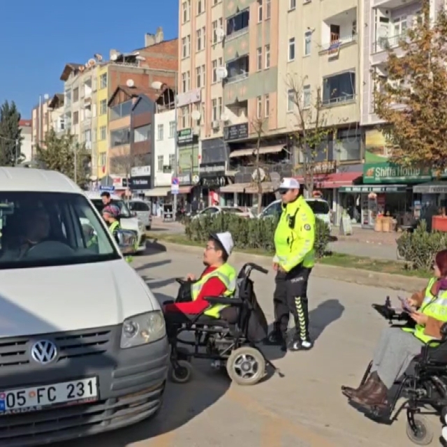 Amasya'da polis, sürücüleri engelli vatandaşlar için durdurdu