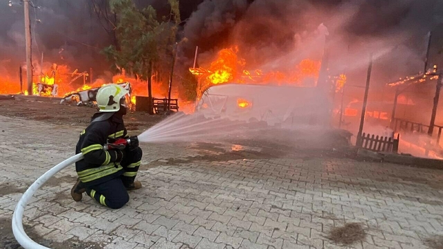 Muğla'da koydaki karavanda çıkan yangın, diğerlerine sıçradı