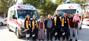 İki kez hayatını kurtaran sağlık çalışanlarını her fırsatta ziyaret ediyor