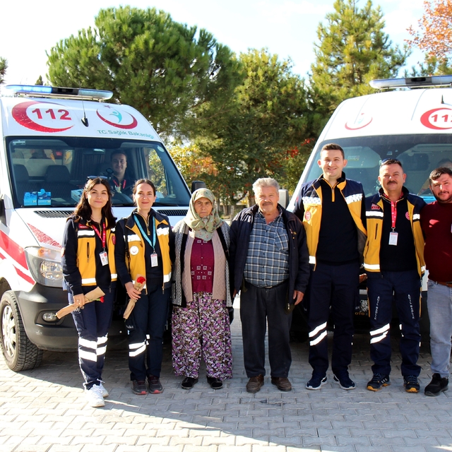 İki kez hayatını kurtaran sağlık çalışanlarını her fırsatta ziyaret ediyor
