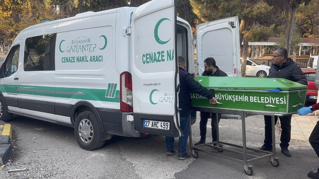 Boşandığı eşi tarafından öldürülen kadının cenazesi morga kaldırıldı
Cenaze, Kayseri'de defnedilecek
Gaziantep'te eski koca dehşeti: Boşandığı eşini bıçakla öldürdükten sonra kendisini ağır yaraladı