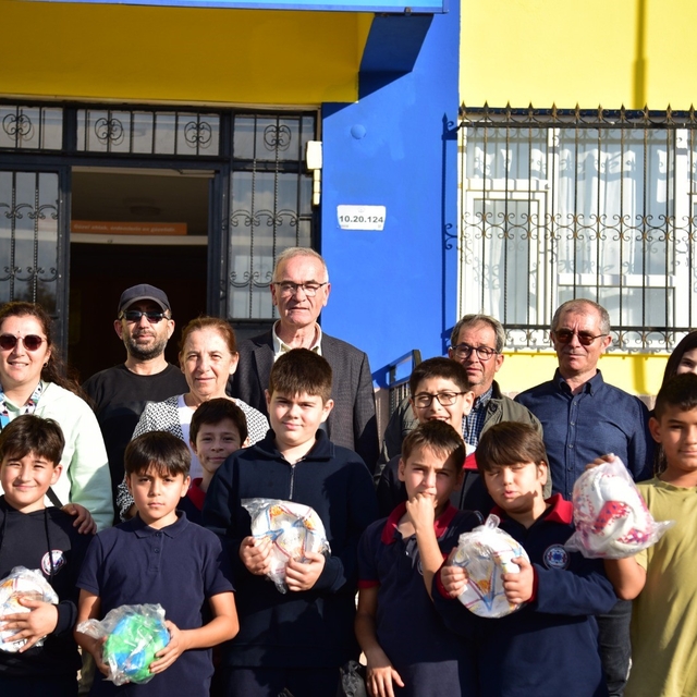 Büyükşehir'den okullara spor ekipmanı desteği