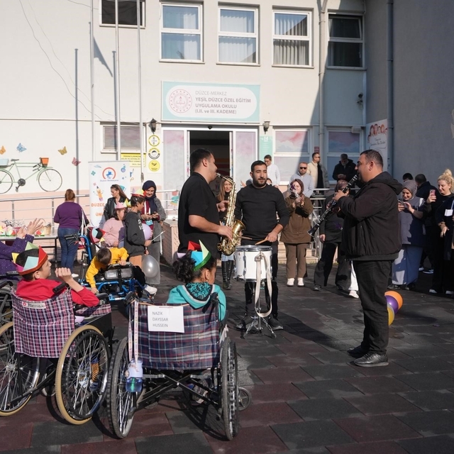 Okul bahçesi şenlik alanına döndü
Özel çocuklar eğlenceli bir gün geçirdi