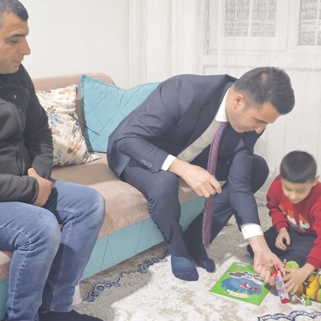 Kaymakam Özdemir miniklere oyuncak dağıttı