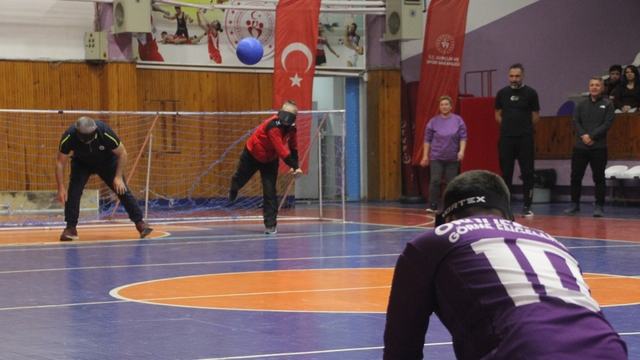 Ordu'da görme engelliler ile protokol arasında 'goalball' maçı