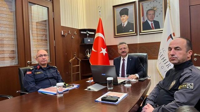 Eskişehir'de asayiş olayları dibi gördü
Vali Hüseyin Aksoy: "Bir önceki yıllarla bu yılı karşılaştırdığımızda asayiş olayları ve suç oranında azalış olduğunu görebiliyoruz"