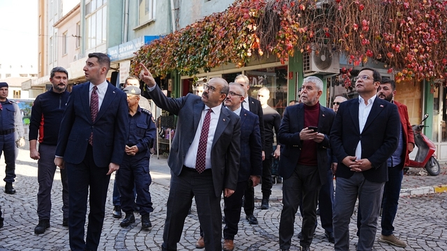 Sındırgı'da depremin yaraları sarılıyor
Balıkesir Valisi İsmail Ustaoğlu: "Cumhurbaşkanı ve bakanlarımıza minnettarız"