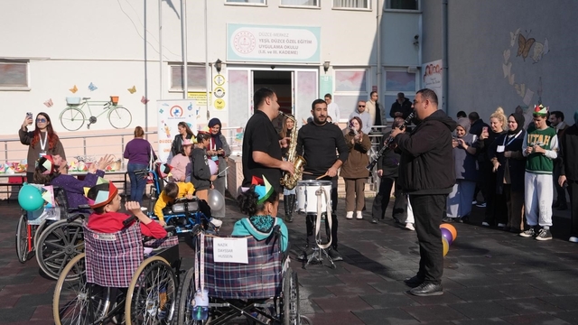 Okul bahçesi şenlik alanına döndü
Özel çocuklar eğlenceli bir gün geçirdi