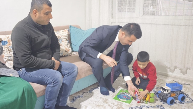 Kaymakam Özdemir miniklere oyuncak dağıttı