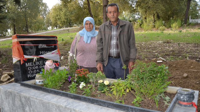 Kızının mezarındaki çiçekleri çalanlardan şikayetçi oldu