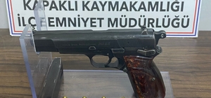 Ruhsatsız tabanca taşıyan 2 şahıs polis engeline takıldı