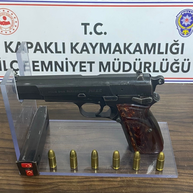 Ruhsatsız tabanca taşıyan 2 şahıs polis engeline takıldı