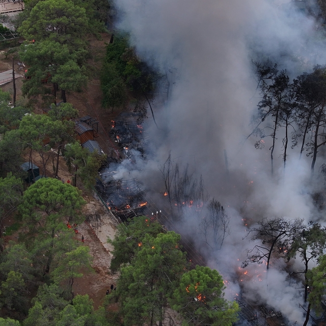 Fethiye'de karavanda çıkan yangın ormana sıçradı