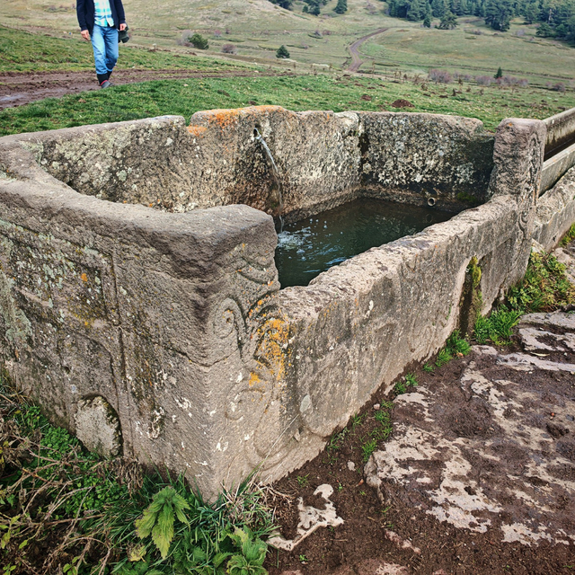 Doğa yürüyüşünde, su oluğu olarak kullanılan lahit buldular