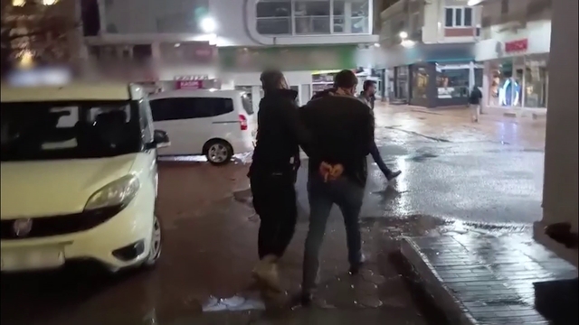 Kendi yaptığı gizli odada saklandı, polisten kaçamadı
Evrak dolabının arkasındaki gizli bölmede saklanan firari tutuklandı