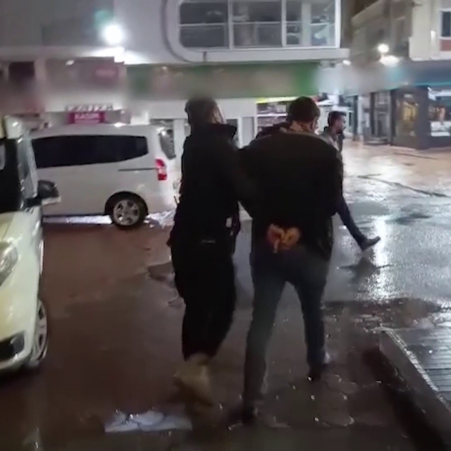 Kendi yaptığı gizli odada saklandı, polisten kaçamadı
Evrak dolabının arkas...