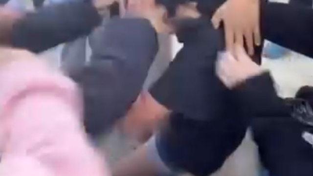 Antalya'da ilkokul bahçesinde akran zorbalığı: Kız öğrenci darbedildi
Kavgayı izleyen diğer çocukların 'İyi vur', 'Kafasını yere çarp', 'Vurun acımayın' şeklindeki sözleri dikkat çekti