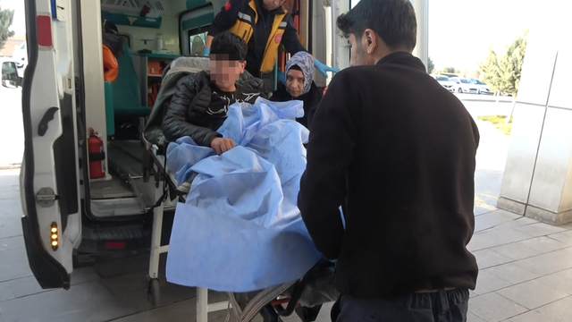 Şakalaşırken okul arkadaşını bıçakla yaraladı