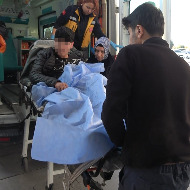 Şakalaşırken okul arkadaşını bıçakla yaraladı