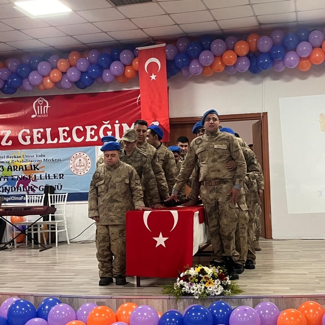 Özel bireyler askeri kamuflaj giyerek yemin törenine katıldı
Vali Kızılkaya...