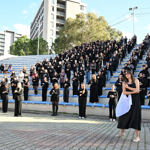 MCBÜ'de 300 öğrenciden "Karsu - Zaman" işaret dili performansı