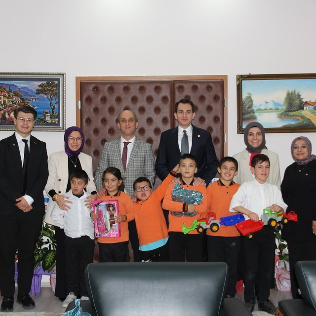 Hisarcık Kaymakamı Atam, özel öğrencileri makamında ağırladı