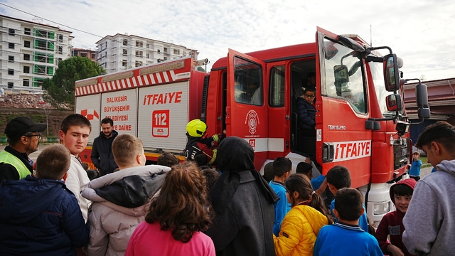 Sındırgı'da öğrencinin isteği üzerine polis, jandarma ve itfaiye araçları okul bahçesine getirildi