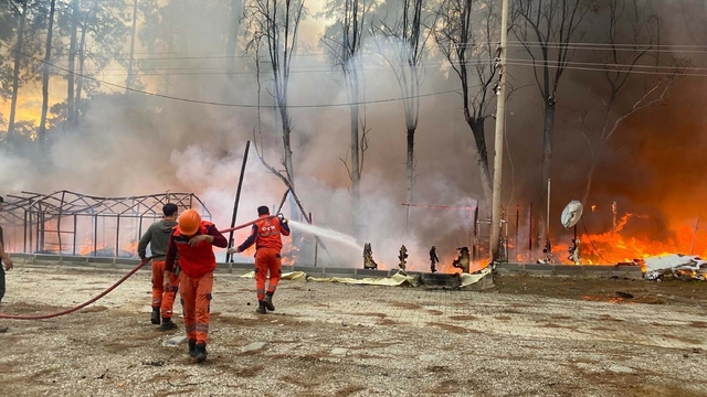 Muğla'da koydaki karavanda çıkan yangın, diğerlerine sıçradı (2)
