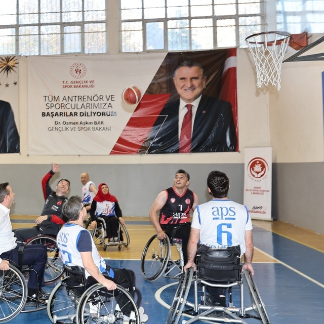 Amasya'da protokol ile ampute basketbol takımı maç yaptı