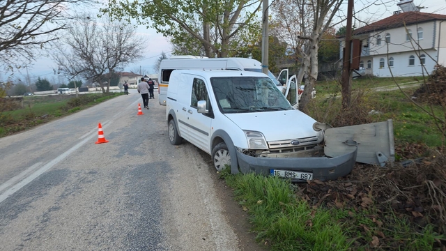 Bursa'da servis aracı ile hafif ticari aracın çarpışması sonucu 11 kişi yaralandı